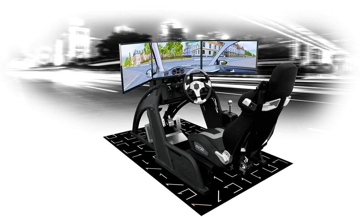 Der Fahrsimulator: Ein Sessel mit Lenkrad und drei Bildschirmen